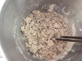 5、伯爵红茶核果软欧,用筷子搅成絮状