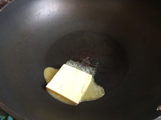2、雪花酥,黄油放入不粘锅加热至融化