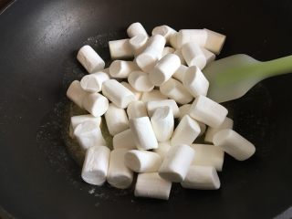 3、雪花酥,倒入棉花糖翻炒，全程保持小火