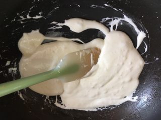 4、雪花酥,融化成液态，喜欢吃硬点的多炒一会儿，喜欢软一点的这个状态就可以了