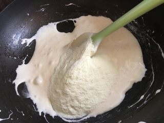 5、雪花酥,倒入奶粉