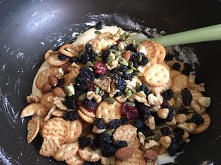 7、雪花酥,倒入饼干和干果