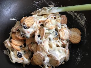 8、雪花酥,关火翻拌均匀