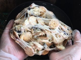 9、雪花酥,带上硅胶手套可以上手了，充分揉匀，让棉花糖包裹住所有材料