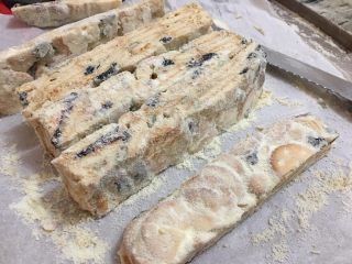 11、雪花酥,待凉一点，用面包刀切小块