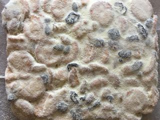 10、雪花酥,整成正方形，厚约3cm即可，手法轻柔一点，不要把饼干压碎了，表面撒奶粉装饰