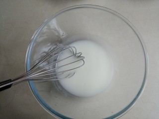 1、香葱肉松蛋糕,水和油乳化好