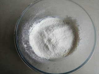 2、香葱肉松蛋糕,面粉过筛进去