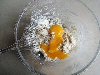 4、香葱肉松蛋糕,蛋黄分两次加入拌好