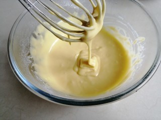 5、香葱肉松蛋糕,拌好的蛋黄糊