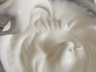 6、香葱肉松蛋糕,蛋清分三次加入细砂糖打至偏中性发泡