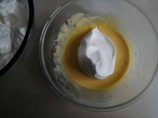 7、香葱肉松蛋糕,取1/3打发好的蛋白霜到蛋黄糊里，用刮刀从底部向上翻拌并切拌均匀