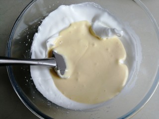 8、香葱肉松蛋糕,将拌好的蛋糕糊倒入剩余的蛋白霜里