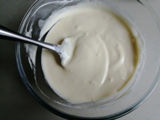 9、香葱肉松蛋糕,用同样的手法拌成细腻的蛋糕糊