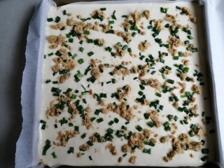 11、香葱肉松蛋糕,撒上香葱和肉松