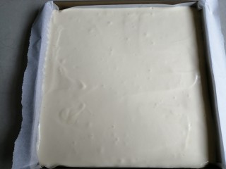 10、香葱肉松蛋糕, 正方形烤盘铺一张油纸，把蛋糕糊倒入，抹平表面，在桌面上震出气泡