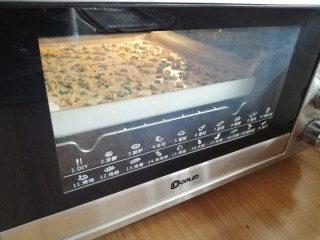 12、香葱肉松蛋糕,放入已经预热好170度的东菱K40C烤箱中下层烤15至18分钟左右