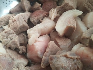 2、肉夹馍,把肉捞出，冲洗干净