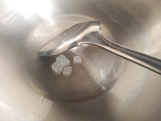 3、肉夹馍,另起锅，倒入少许油，放几粒冰糖炒化，炒出琥珀色