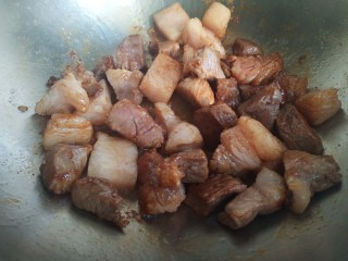 4、肉夹馍,倒入五花肉翻炒