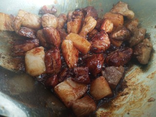 5、肉夹馍,再倒入老抽，料酒炒制上色