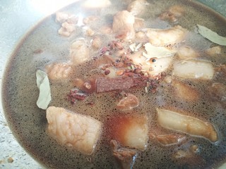 6、肉夹馍,加入清水，放盐，花椒大料桂皮茴香香叶等香料，大火煮开改中小火慢炖