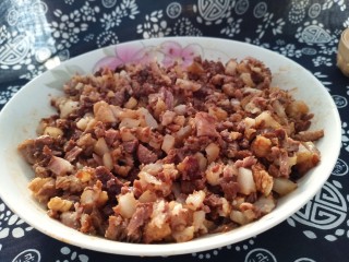 7、肉夹馍,肉煮到软烂，锅里还有大概半碗汤的时候捞出肉块，切成小块。再把香菜末和尖椒末倒进去，混匀。肉汤不要倒掉