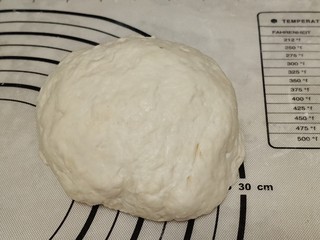 8、肉夹馍,再来做馍。面粉加泡打粉加酵母加猪油都放在案板上，不断加水。最后揉成略微粘手的软面团。醒发30分钟。再揉面醒发20分钟