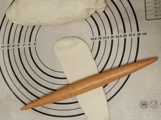 9、肉夹馍,面醒好了，特别软。揪一块剂子，擀成牛舌状