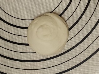 11、肉夹馍,用手按压成圆饼