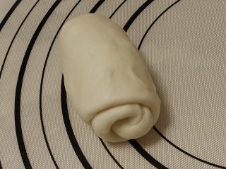 10、肉夹馍,再从一端开始卷起来