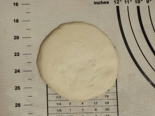 12、肉夹馍,用擀面杖擀成饼，不要太薄，大概一厘米左右厚