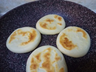 13、肉夹馍,锅里不放油，直接放面饼，小火慢慢烙，直到两面金黄。这个过程大概10－15分钟，要小火慢慢烙，不然外皮熟大了，里面不熟