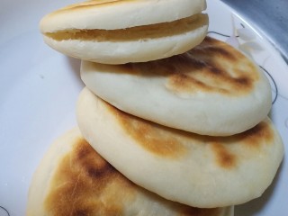 15、肉夹馍,都放在盘子里。我的配方可以做7个。