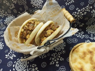 16、肉夹馍,最后组装。把肉夹到馍里，最后把卤肉汁浇在上面就好了。超级好吃，一定要试试。