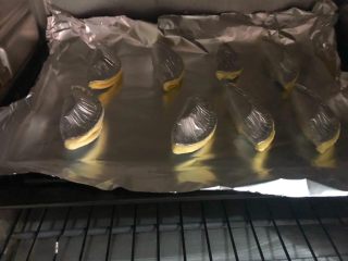 6、芒果酥,烤箱预热，把烤盘放入烤箱，上下火220度烤10分钟。