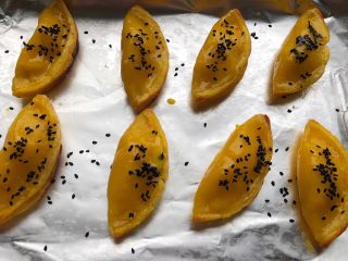 8、芒果酥,在蛋挞皮上刷上一层蛋黄液，再撒上黑芝麻，然后再把烤盘放入烤箱，上下火220度烤10分钟取出。