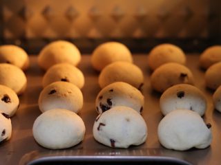 9、蔓越莓麻薯,中途不要开箱看哦，和泡芙差不多，操作不当，容易回缩，凹底！烤箱有温差，观察上色情况，适当调整温度！(之前打开过一次烤箱,靠最外面两个明显瘪了