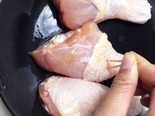 1、炸鸡腿,准备白胖的小鸡腿用牙签扎满小孔