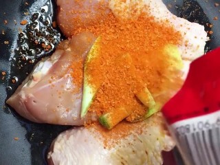 2、炸鸡腿,放葱姜，料酒，生抽，奥尔良腌料，抓匀腌制两小时