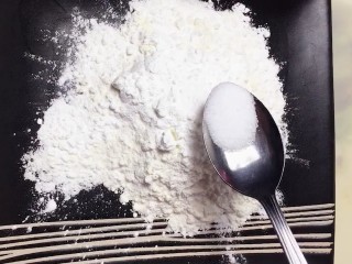 3、炸鸡腿,盘中放入一勺面粉，一勺玉米淀粉，少许小苏打，一点盐拌匀