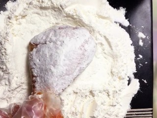 4、炸鸡腿,腌好的鸡腿先沾面粉