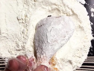6、炸鸡腿,再沾上面粉