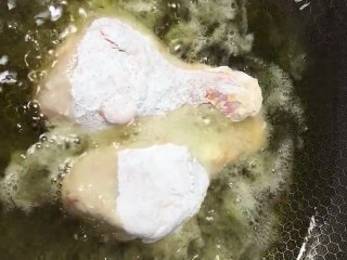 7、炸鸡腿,油温六成热下锅炸