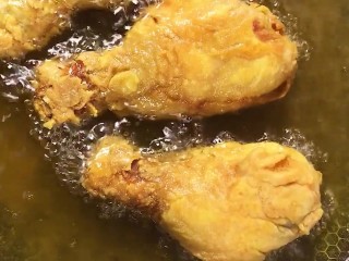 8、炸鸡腿,炸至金黄熟透捞出控油