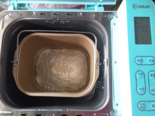 2、仿真蘑菇包,在面粉顶端加入酵母