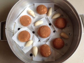 10、仿真蘑菇包,醒发25分钟,然后冷水上锅,大火转中小火蒸10分钟即可,蒸好后关火,继续焖3分钟才开盖