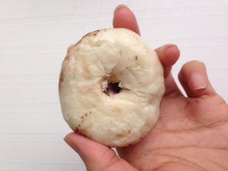 11、仿真蘑菇包,蒸好的包子,用筷子在下面戳个洞