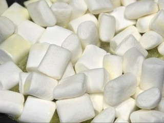 2、雪花酥,融化后倒入棉花糖～混合～棉花糖最好选择白色～