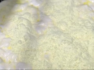 3、雪花酥,棉花糖再次融化后倒入奶粉搅拌均匀～